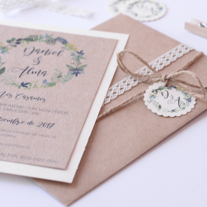 Invitacion con papel verjurado y kraft