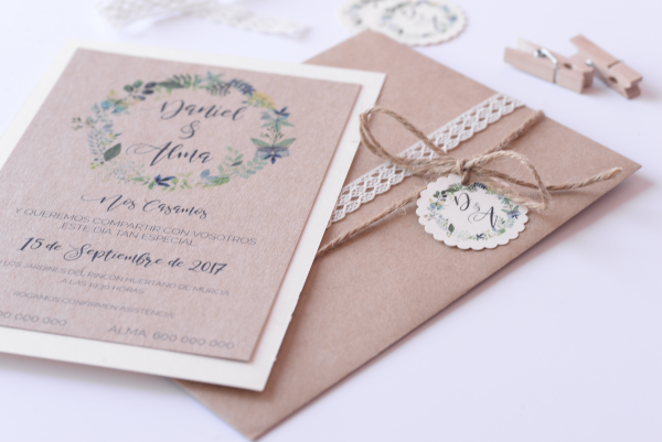 Invitacion con papel verjurado y kraft